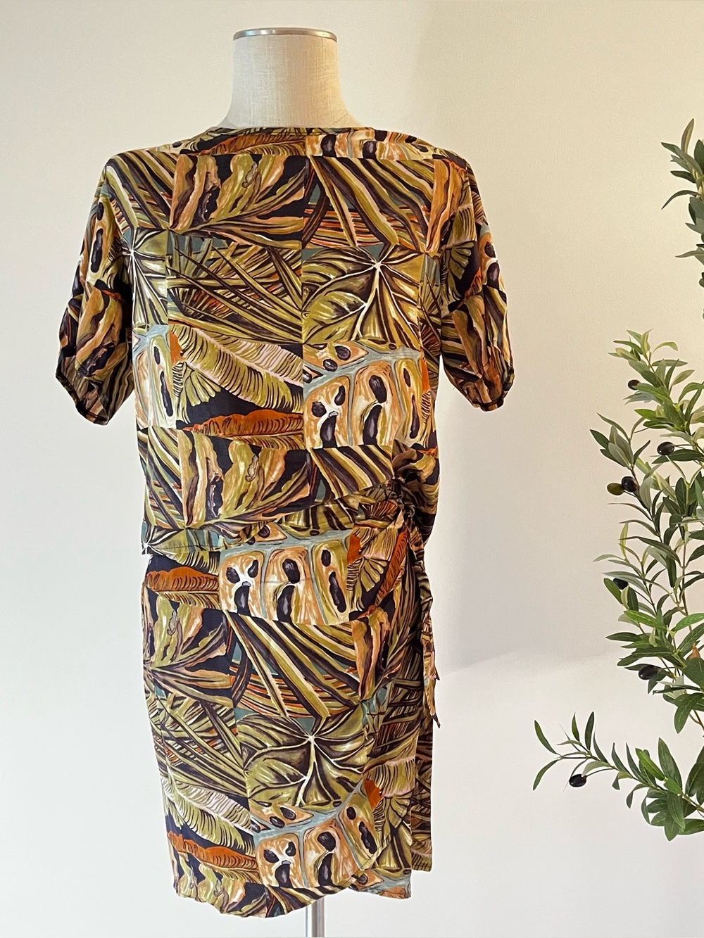 Vintage Tropical Leaf Print Short Sleeve Set in Olive & Mustard